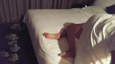 强奸魔下药迷翻美女同事药量不够操着操着竟然迷迷糊糊的醒了 (1)