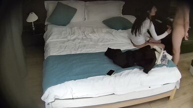 2025年10月最新，约炮大神【鱼哥】白白净净的女大学生，超清画质拍摄，激情四射的一炮，奶子发育的真不错，乖巧听话狂插不止！ (1)